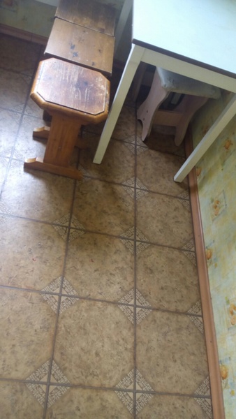 Чистый пол и порядок на кухне после уборки