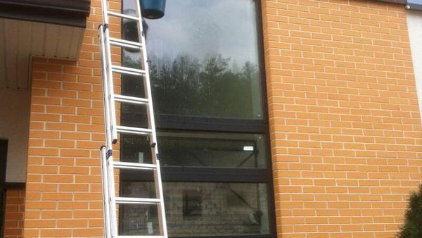 Мойка окна осуществлялась с помощью лестницы-стремянки